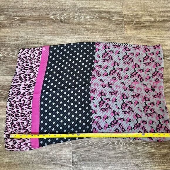Pink cheetah pattern scarf - Picture 5 of 7